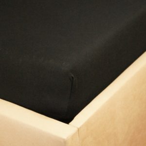 Prześcieradło jersey z gumką czarne na rogu łóżka firmy TuliSen